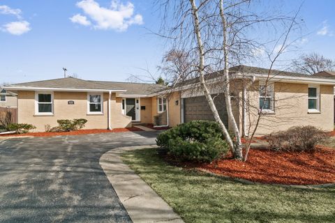 Tiny photo for 1333 N Ridge Avenue, Arlington Heights, IL 60004 (MLS # 12591356)