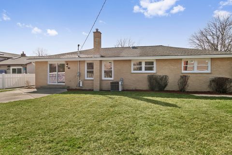 Tiny photo for 1333 N Ridge Avenue, Arlington Heights, IL 60004 (MLS # 12591356)