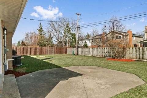 Tiny photo for 1333 N Ridge Avenue, Arlington Heights, IL 60004 (MLS # 12591356)