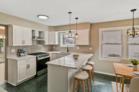 Tiny photo for 1333 N Ridge Avenue, Arlington Heights, IL 60004 (MLS # 12591356)