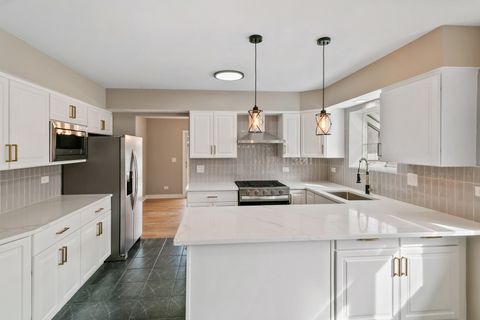 Tiny photo for 1333 N Ridge Avenue, Arlington Heights, IL 60004 (MLS # 12591356)