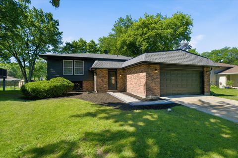 Photo of 34 Berkshire Drive, Wheeling, IL 60090 (MLS # 12678796)