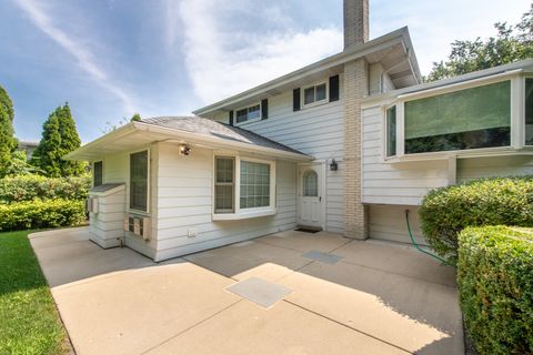 Tiny photo for 1008 N Newberry Lane, Mount Prospect, IL 60056 (MLS # 12488791)