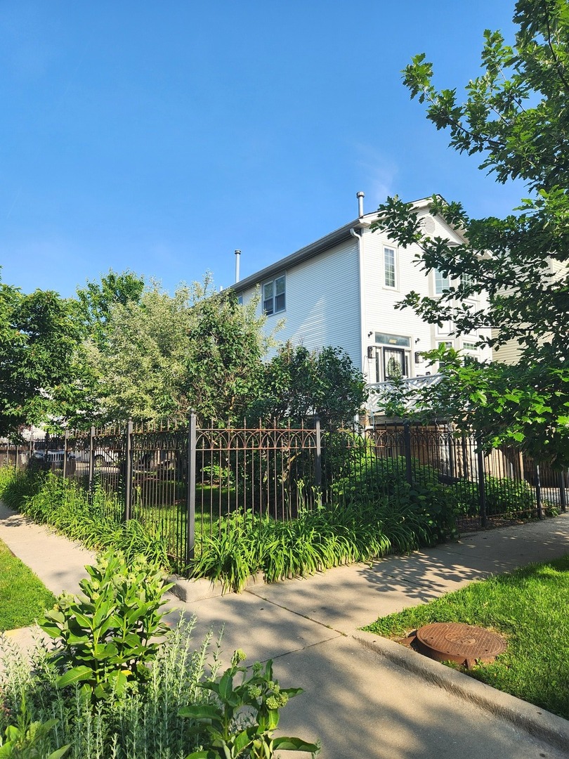 2027 N Sawyer Avenue