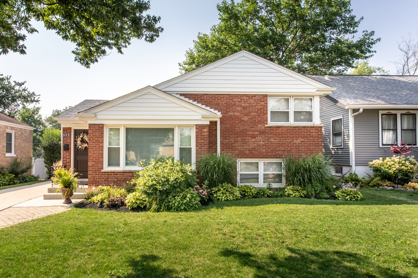 900 ROWE Avenue