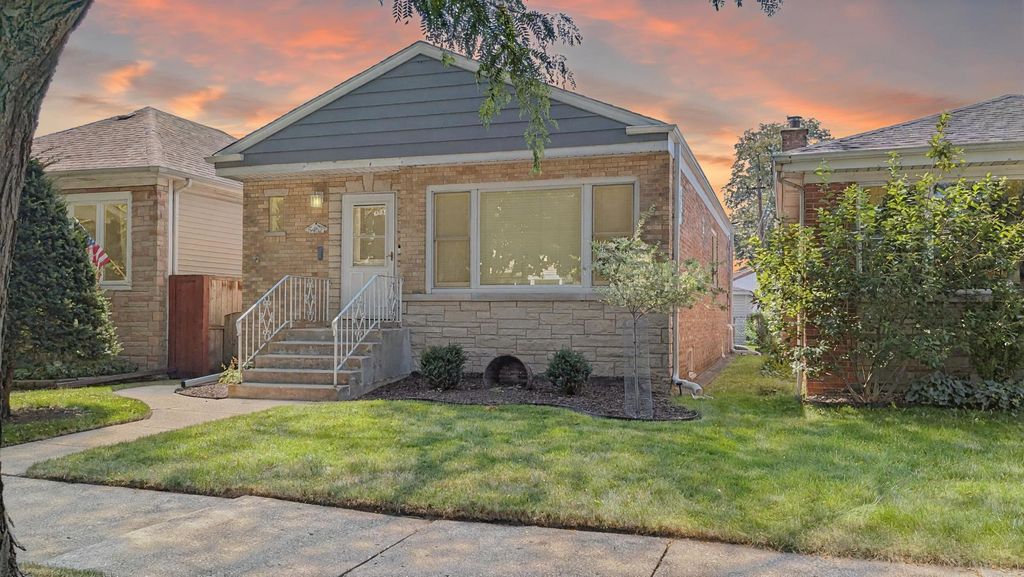 Photo for 5452 N Natchez Avenue, Chicago, IL 60656 (MLS # 12448525)
