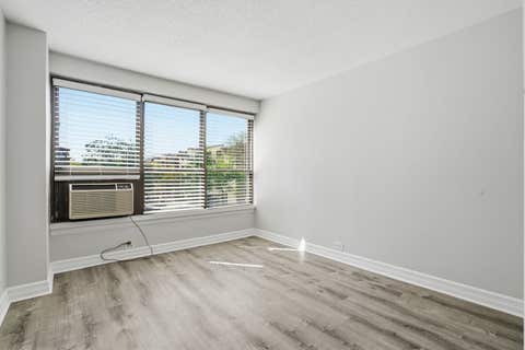 Tiny photo for 2930 N Sheridan Road #306, Chicago, IL 60657 (MLS # 12713459)