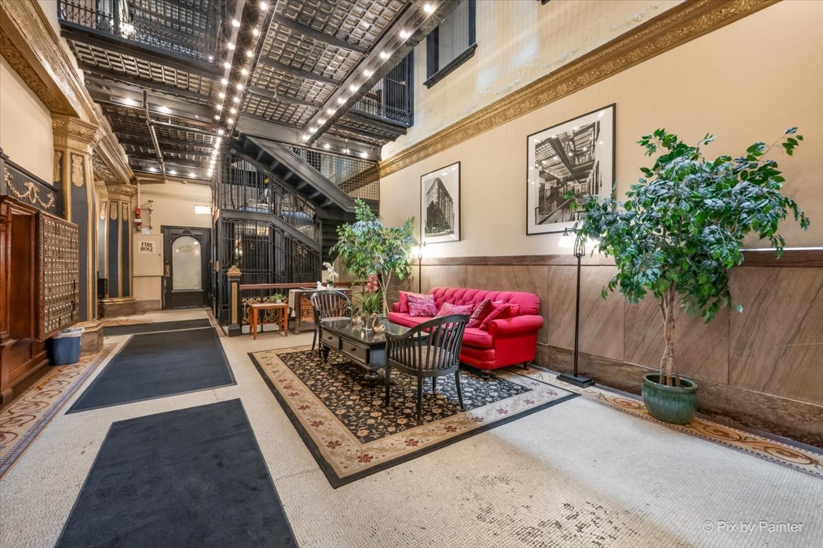 2800 N Pine Grove Avenue 4G