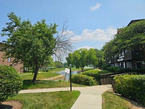 Tiny photo for 11 Crestview Lane #10, Vernon Hills, IL 60061 (MLS # 12710903)