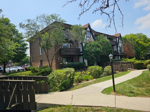 Tiny photo for 11 Crestview Lane #10, Vernon Hills, IL 60061 (MLS # 12710903)