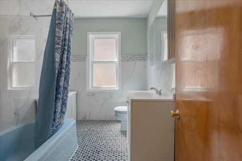 Tiny photo for 6515 N MAPLEWOOD Avenue, Chicago, IL 60645 (MLS # 12763088)