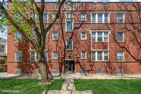 Photo of 1704 W Catalpa Avenue #2W, Chicago, IL 60640 (MLS # 12490254)