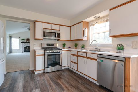 Tiny photo for 520 Palm Court #B, Crystal Lake, IL 60014 (MLS # 12621096)