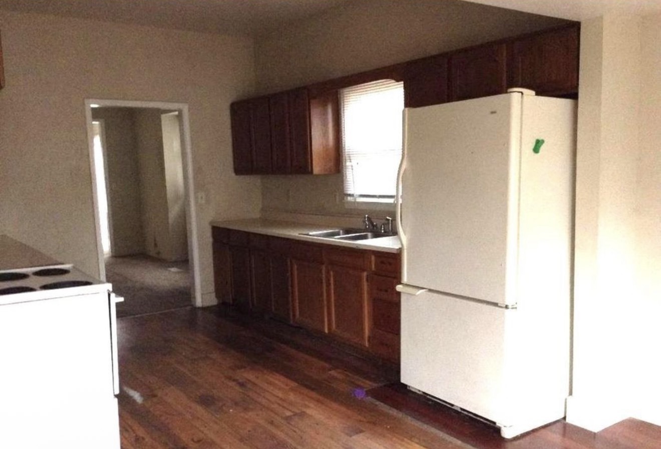 701 W COLLEGE Street - Photo 2