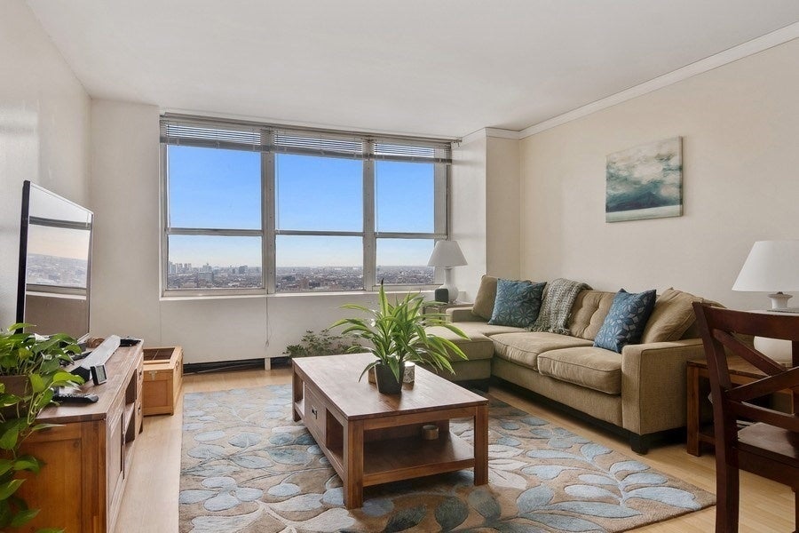 655 W IRVING PARK Road 4011