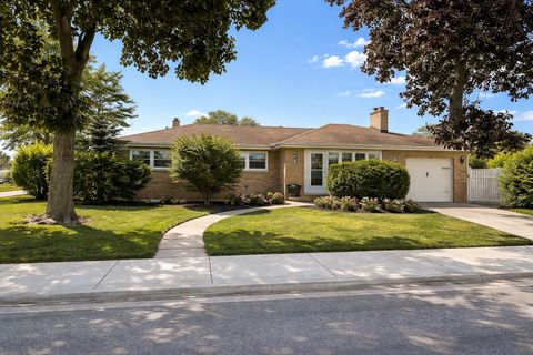 Photo of 5500 Harvard Terrace, Skokie, IL 60077 (MLS # 12622963)