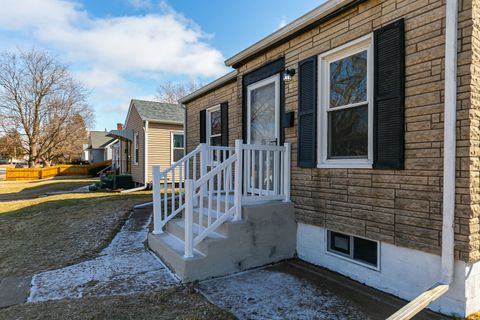 Tiny photo for 2721 Redwood Avenue, Davenport, IA 52802 (MLS # 12550669)