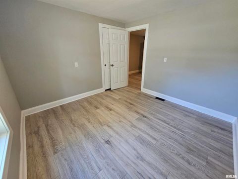 Tiny photo for 309 W 11th St Street, Metropolis, IL 62960 (MLS # EB459658)