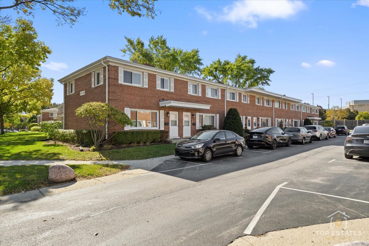 1136 N Boxwood Drive