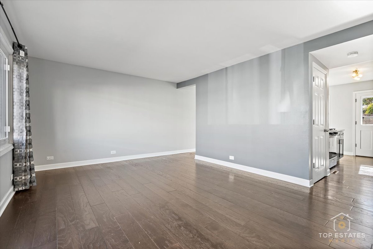 1136 N Boxwood Drive