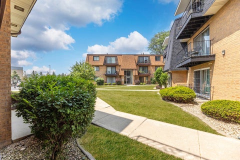 Tiny photo for 4827 W 109th Street #101, Oak Lawn, IL 60453 (MLS # 12714525)