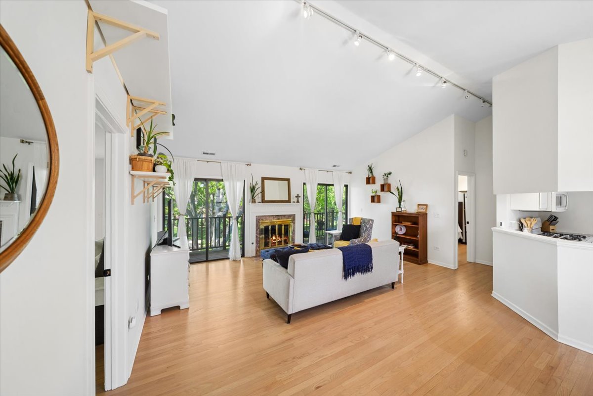 384 Sandhurst Circle 3