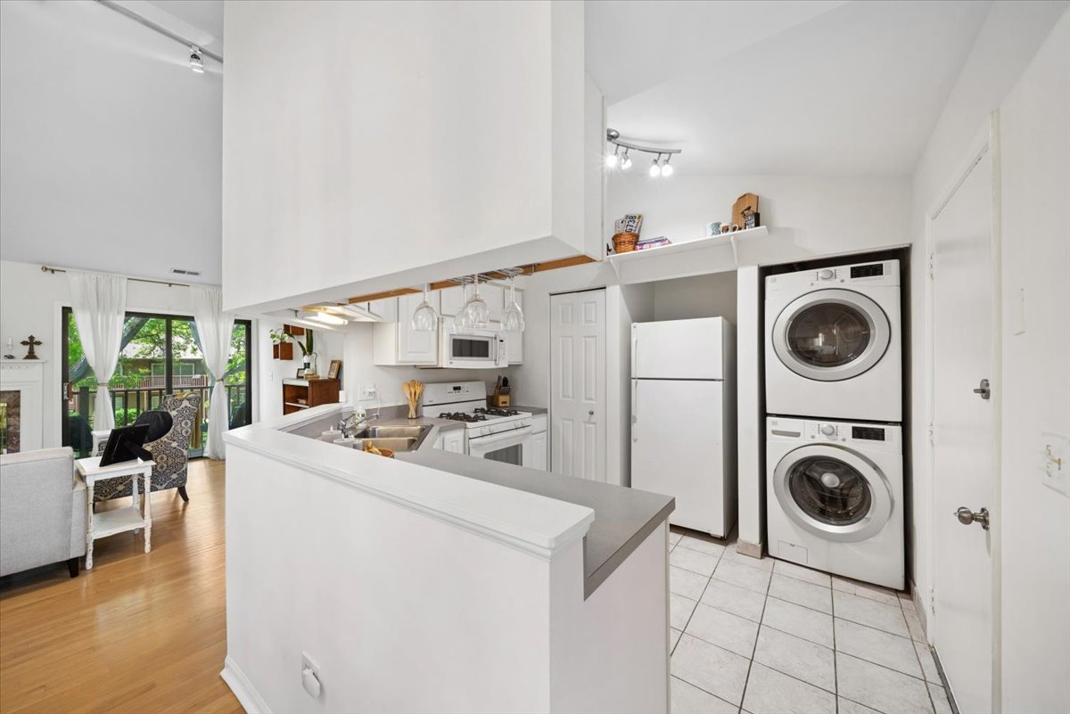 384 Sandhurst Circle 3