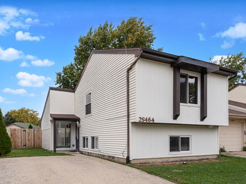 Photo of 2S464 Cottonwood Court, Warrenville, IL 60555 (MLS # 12501825) Photo of 2S464 Cottonwood Court, Warrenville, IL 60555 (MLS # 12501825)