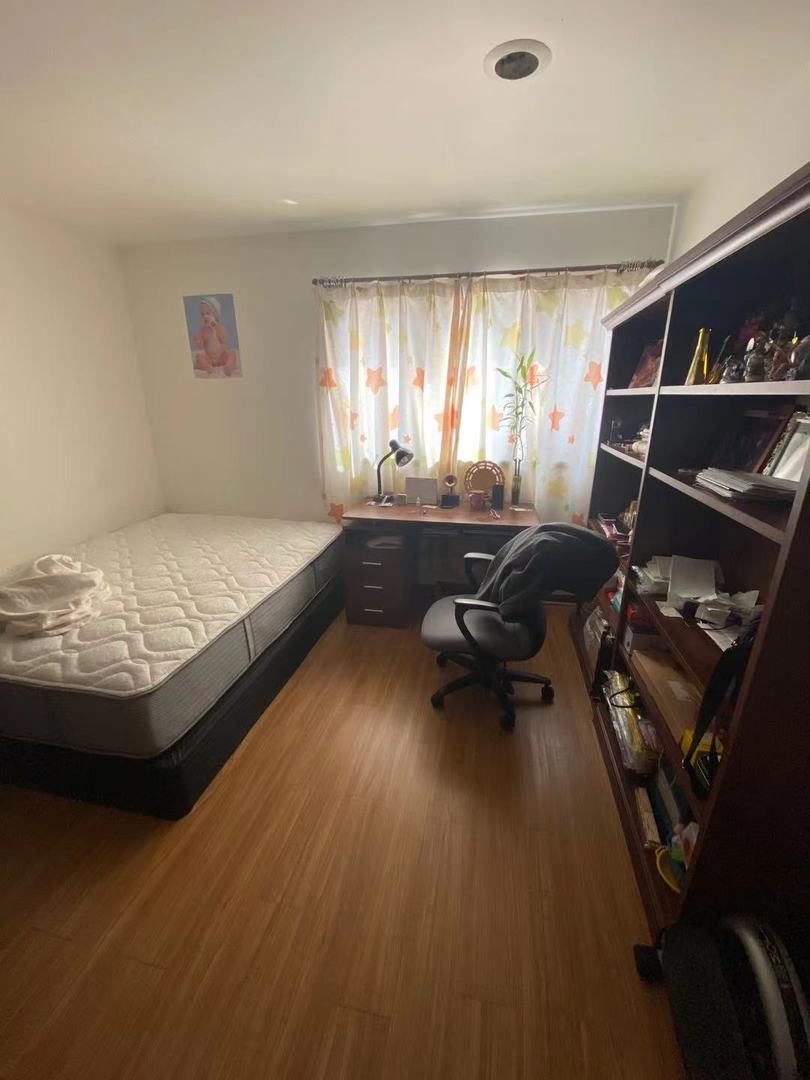 339 W 23rd Place