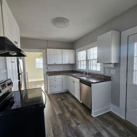 Tiny photo for 1126 Oakland Avenue, Mt Vernon, IL 62864 (MLS # 100000033)