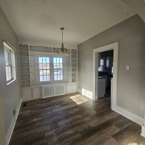 Tiny photo for 1126 Oakland Avenue, MtVernon, IL 62864 (MLS # 100000033)