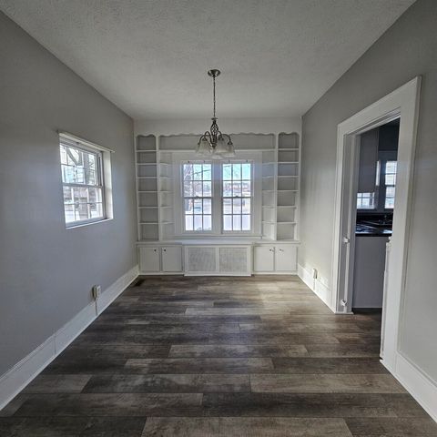 Tiny photo for 1126 Oakland Avenue, Mt Vernon, IL 62864 (MLS # 100000033)