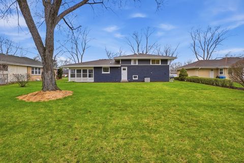 Tiny photo for 1430 E Emmerson Lane, Mount Prospect, IL 60056 (MLS # 12605512)