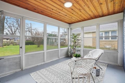 Tiny photo for 1430 E Emmerson Lane, Mount Prospect, IL 60056 (MLS # 12605512)