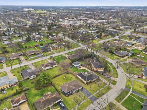 Tiny photo for 1430 E Emmerson Lane, Mount Prospect, IL 60056 (MLS # 12605512)