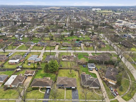 Tiny photo for 1430 E Emmerson Lane, Mount Prospect, IL 60056 (MLS # 12605512)