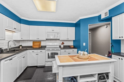Tiny photo for 3900 Dundee Road #304, Northbrook, IL 60062 (MLS # 12786847)