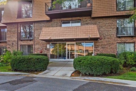 Tiny photo for 3900 Dundee Road #304, Northbrook, IL 60062 (MLS # 12786847)