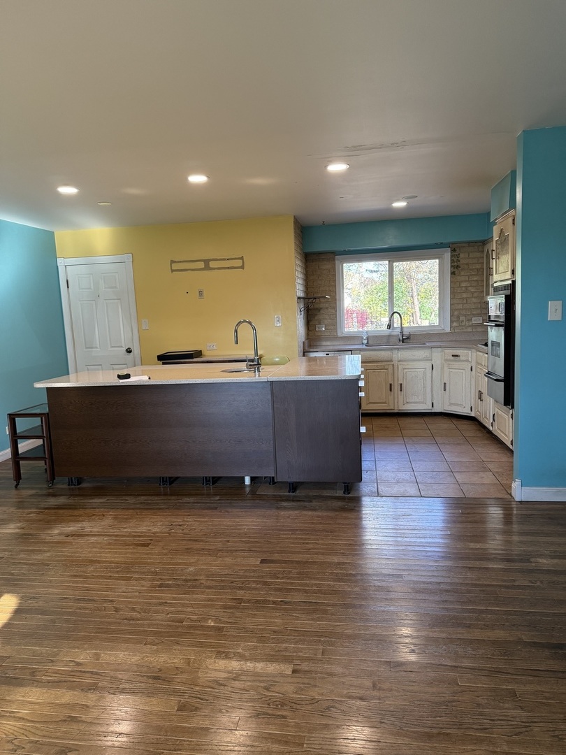 655 W Comstock Avenue