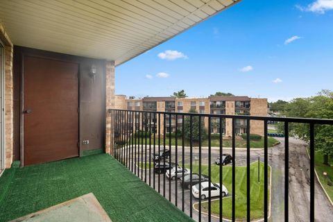 Tiny photo for 502 W Huntington Commons Road #443, Mount Prospect, IL 60056 (MLS # 12599415)