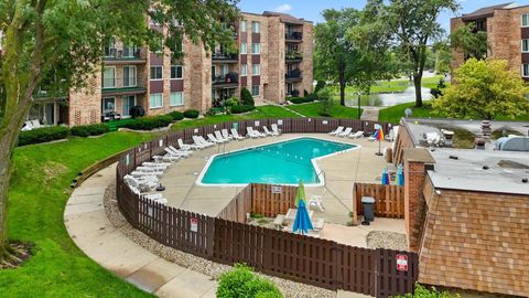 Tiny photo for 502 W Huntington Commons Road #443, Mount Prospect, IL 60056 (MLS # 12599415)