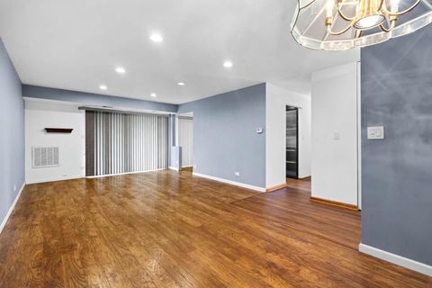 Tiny photo for 502 W Huntington Commons Road #443, Mount Prospect, IL 60056 (MLS # 12599415)