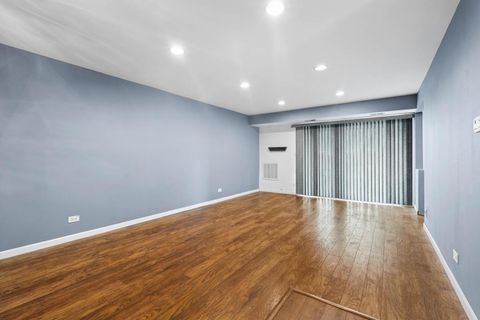 Tiny photo for 502 W Huntington Commons Road #443, Mount Prospect, IL 60056 (MLS # 12599415)