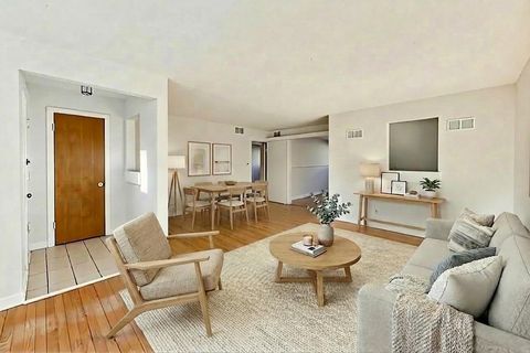 Tiny photo for 240 Elmwood Avenue, Evanston, IL 60202 (MLS # 12589013)