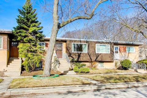 Tiny photo for 240 Elmwood Avenue, Evanston, IL 60202 (MLS # 12589013)