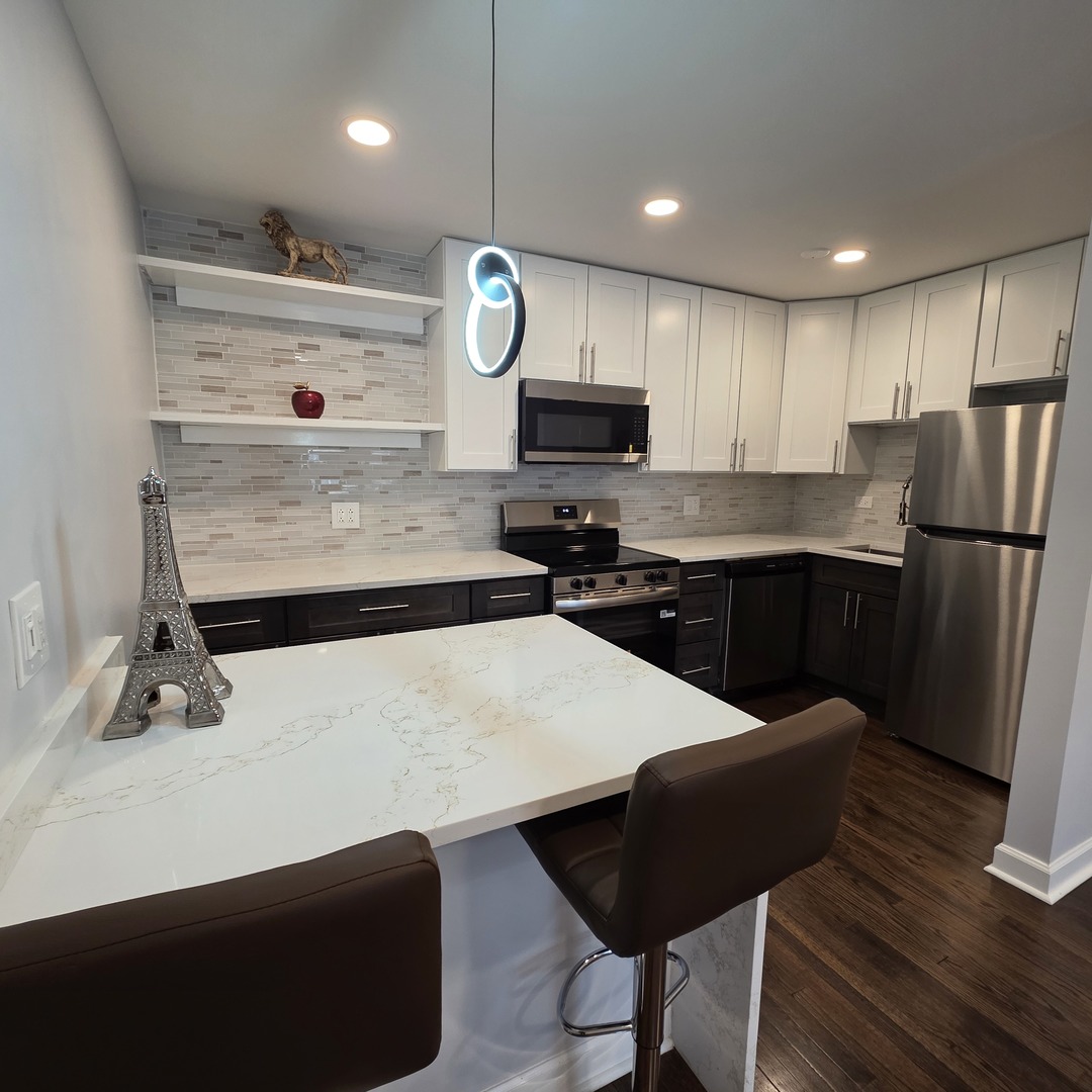 420 W Aldine Avenue 529