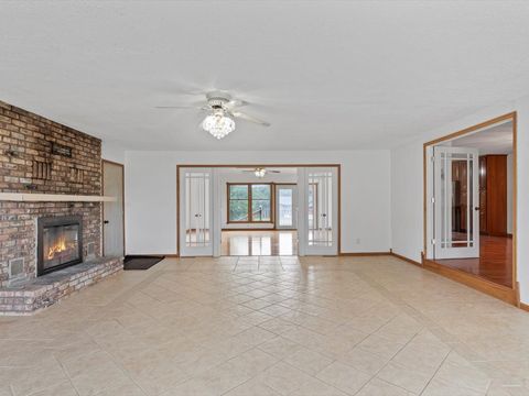 Tiny photo for 1610 Wisconsin Street, Le Claire, IA 52753 (MLS # 12590684)