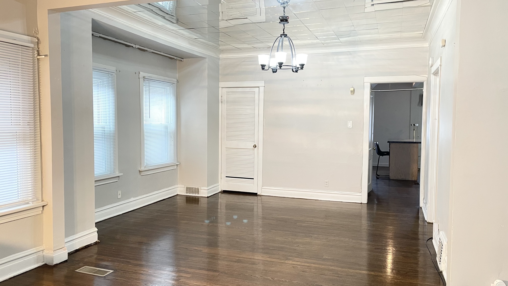 1318 N Menard Avenue