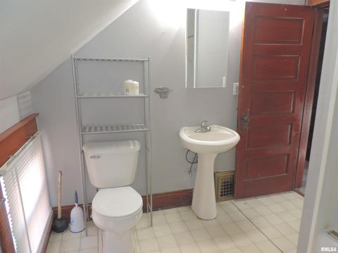 Tiny photo for 229 14TH Avenue, Moline, IL 61265 (MLS # QC4268283)