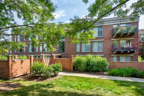 Photo of 372 Kelburn Road #313, Deerfield, IL 60015 (MLS # 12484387)